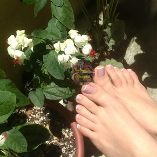 Isa Pes feet photo thumbnail