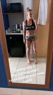 Paige VanZant feet photo thumbnail