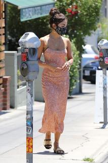 Vanessa Hudgens feet photo thumbnail