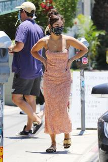 Vanessa Hudgens feet photo thumbnail