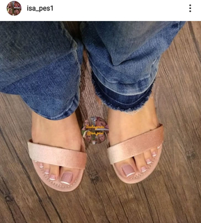Isa Pes feet photo thumbnail