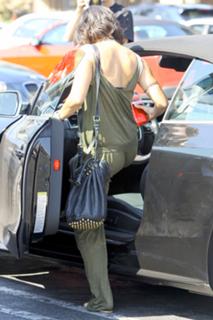 Vanessa Hudgens feet photo thumbnail