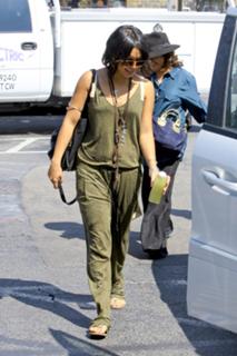Vanessa Hudgens feet photo thumbnail