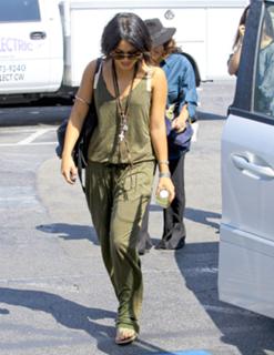 Vanessa Hudgens feet photo thumbnail