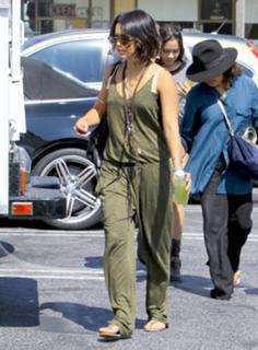Vanessa Hudgens feet photo thumbnail