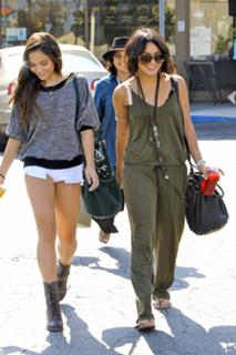 Vanessa Hudgens feet photo thumbnail