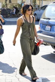 Vanessa Hudgens feet photo thumbnail