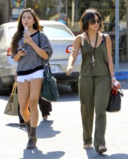 Vanessa Hudgens feet photo thumbnail