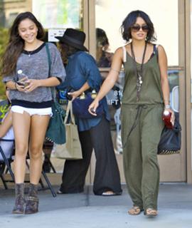 Vanessa Hudgens feet photo thumbnail