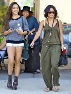 Vanessa Hudgens feet photo thumbnail
