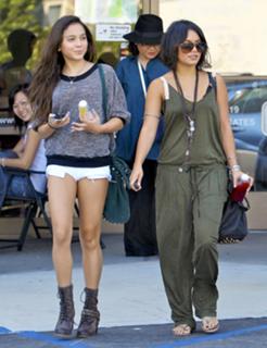 Vanessa Hudgens feet photo thumbnail