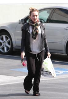 Hilary Duff feet photo thumbnail