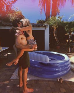 Emily Osment feet photo thumbnail