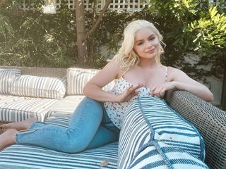 Ariel Winter feet photo thumbnail