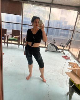 Raveena Tandon feet photo thumbnail