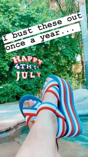 Tori Spelling feet photo thumbnail