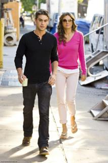 Elizabeth Hurley feet photo thumbnail