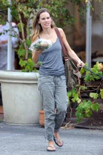 Hilary Swank feet photo thumbnail