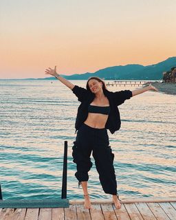 Serenay Sarikaya feet photo thumbnail