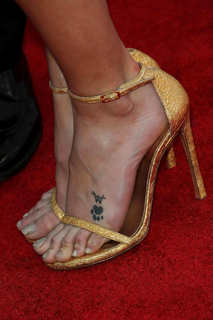 Laura Vandervoort feet photo thumbnail