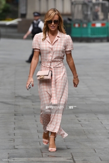 Amanda Holden feet photo thumbnail