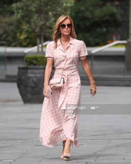 Amanda Holden feet photo thumbnail
