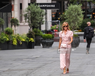 Amanda Holden feet photo thumbnail