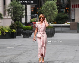 Amanda Holden feet photo thumbnail