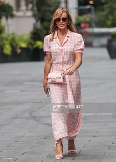 Amanda Holden feet photo thumbnail