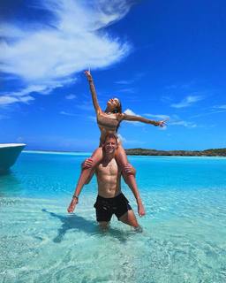 Olivia Culpo feet photo thumbnail
