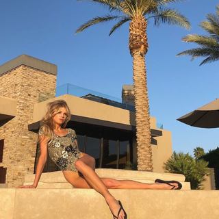 Charlotte McKinney feet photo thumbnail