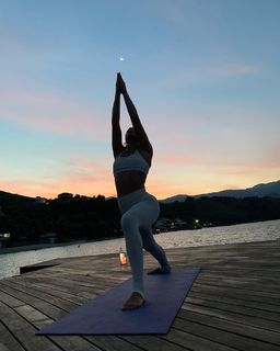 Isis Valverde feet photo thumbnail