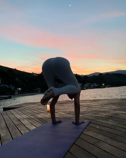 Isis Valverde feet photo thumbnail