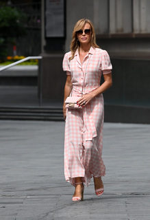 Amanda Holden feet photo thumbnail