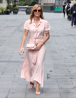 Amanda Holden feet photo thumbnail