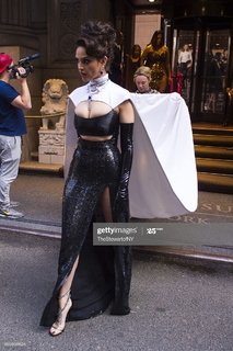 Eiza González feet photo thumbnail