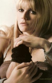 Gwyneth Paltrow feet photo thumbnail
