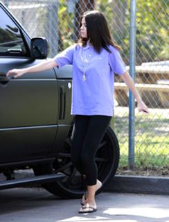Selena Gomez feet photo thumbnail