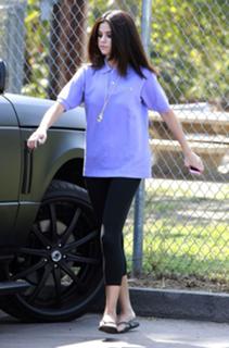 Selena Gomez feet photo thumbnail