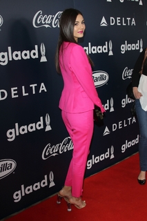 Victoria Justice feet photo thumbnail