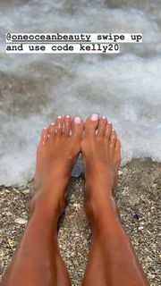 Kelly Bensimon feet photo thumbnail