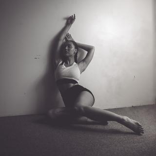 Alexis Ren feet photo thumbnail