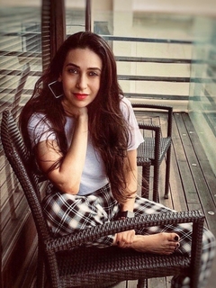 Karisma Kapoor feet photo thumbnail