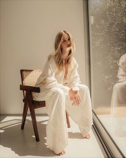 Rosie Huntington-Whiteley feet photo thumbnail