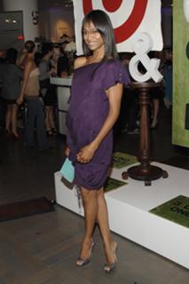 Zoe Saldana feet photo thumbnail