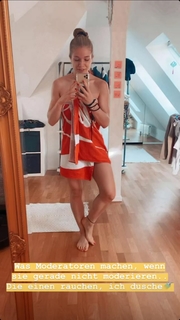 Lola Weippert feet photo thumbnail