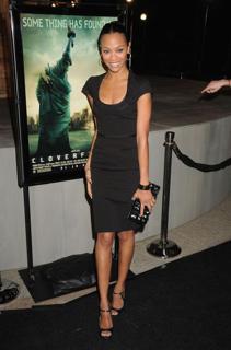 Zoe Saldana feet photo thumbnail