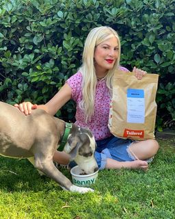 Tori Spelling feet photo thumbnail