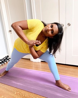Mindy Kaling feet photo thumbnail
