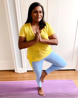 Mindy Kaling feet photo thumbnail